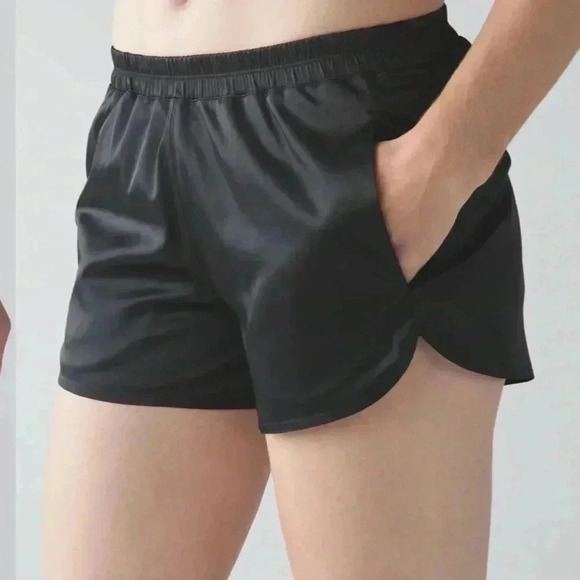 Lululemon Getaway Short satin 2 - Picture 3 of 6